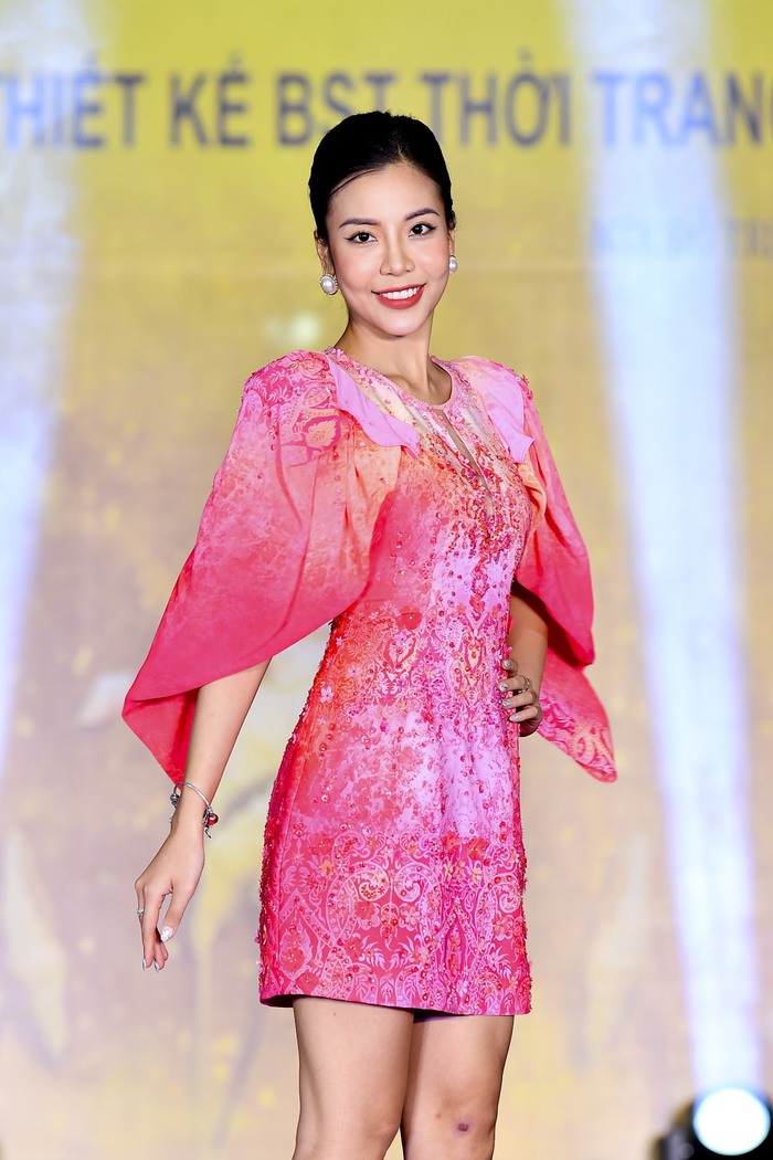 Mẫu thiết kế trong BST mới nhất của Thoa Trần trình diễn tại Fashion show Bông hồng Vàng