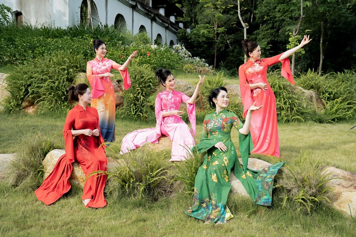 Bộ ảnh áo dài “siêu điệu” của các cô giáo Quảng Ninh gây xôn xao trước thềm năm học mới - Ảnh 1.