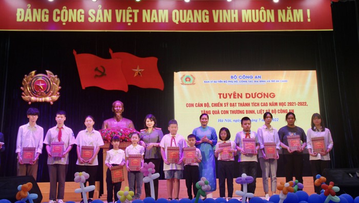 Bộ Công an đặc biệt quan tâm công tác trẻ em, con thương binh, liệt sĩ Công an - Ảnh 1.