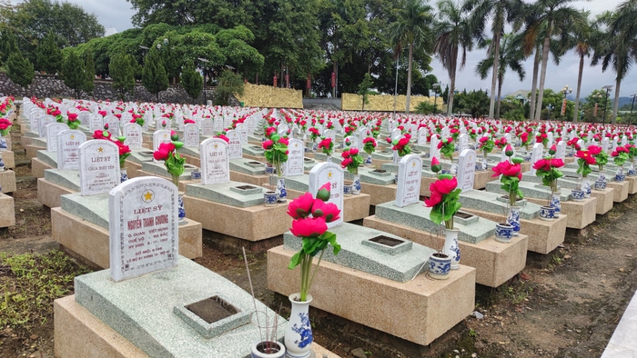 Chuyện cảm động về những nữ thạc sĩ, cử nhân trên nghĩa trang liệt sỹ Việt - Lào - Ảnh 2.