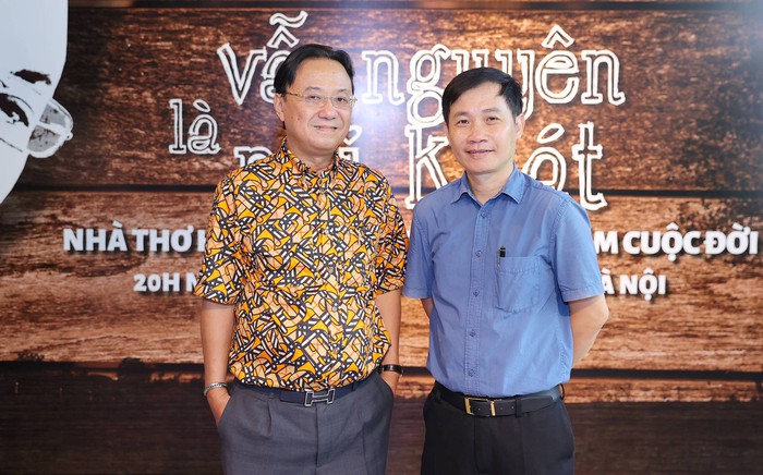 Nhà thơ Hồng Thanh Quang và Tổng đạo diễn Nguyễn Quang Long