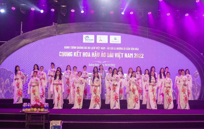 Ca sĩ Đan Trường nổi bật trên sân khấu Hoa hậu Áo dài Việt Nam 2022 - Ảnh 1.