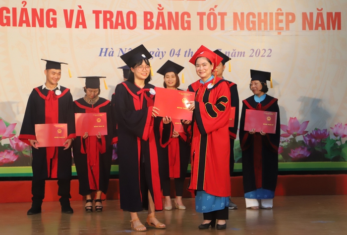 Học viện Phụ nữ Việt Nam trao bằng tốt nghiệp năm 2022 cho hơn 400 sinh viên và học viên cao học - Ảnh 1.