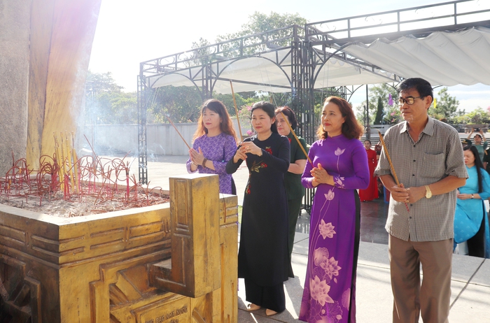 Trung ương Hội Liên hiệp Phụ nữ Việt Nam tặng 131 suất quà cho các gia đình có công tại Quảng Trị - Ảnh 4.