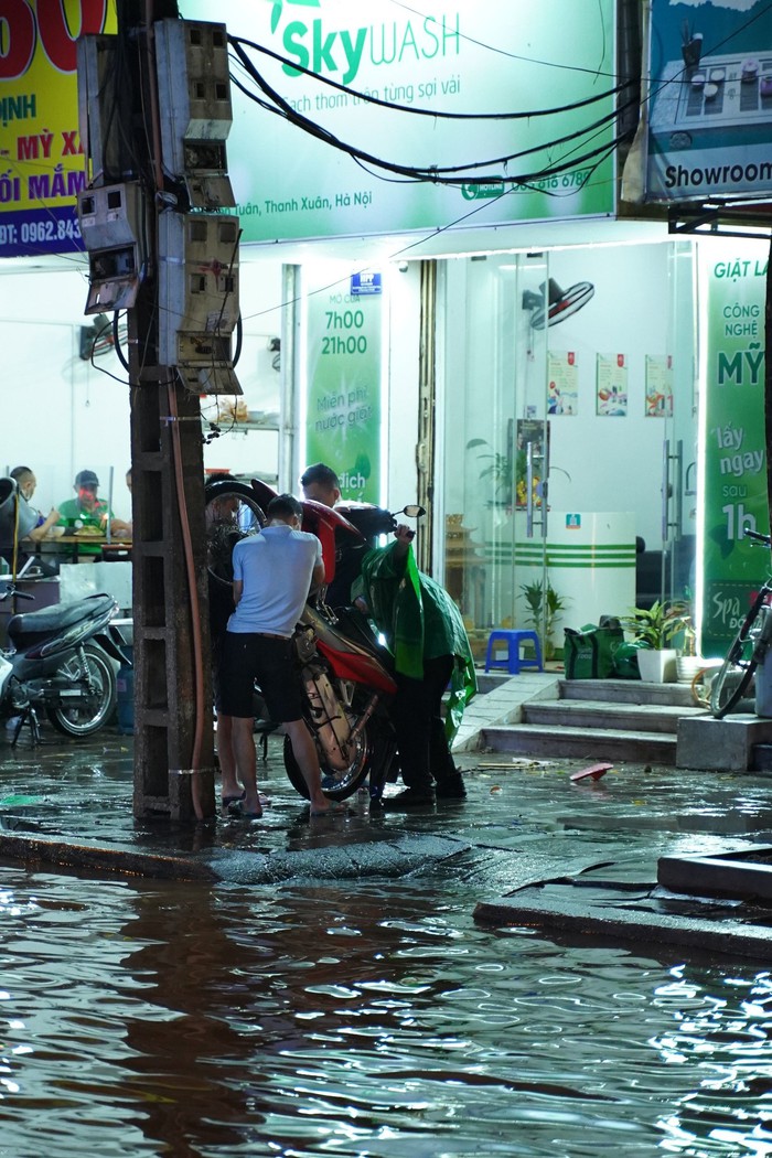 Hà Nội: Sau trận mưa lớn, người dân khốn khổ vì nước tràn vào nhà - Ảnh 3.