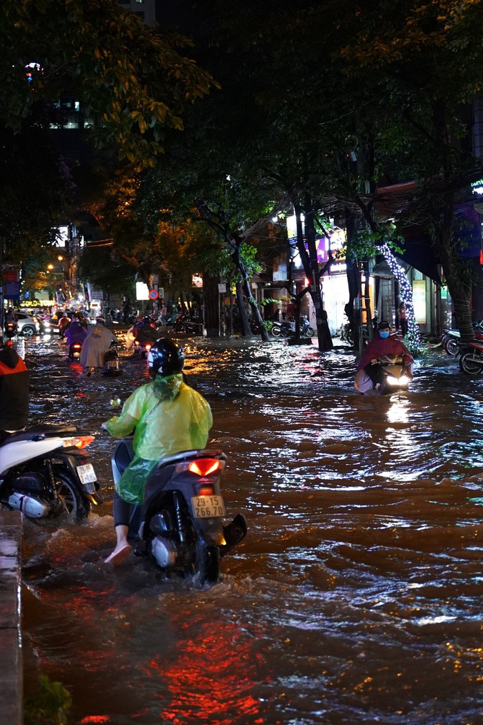 Hà Nội: Sau trận mưa lớn, người dân khốn khổ vì nước tràn vào nhà - Ảnh 2.