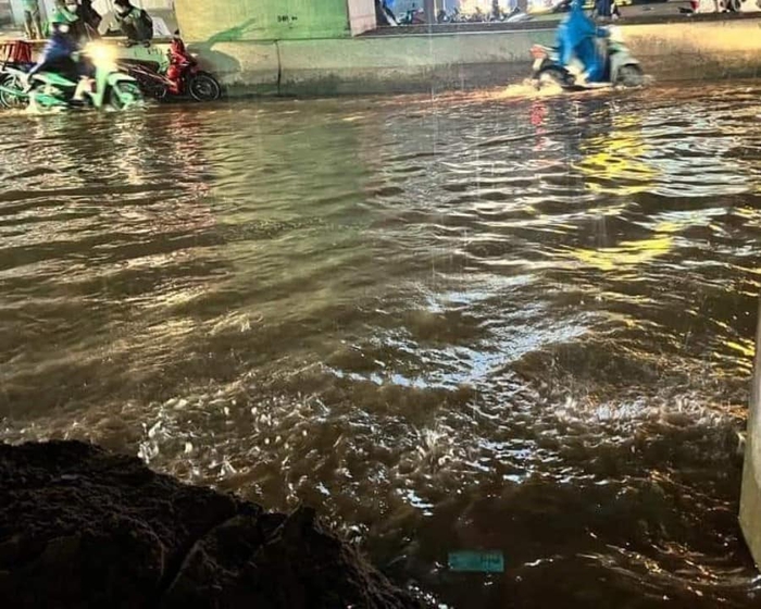 Hà Nội: Sau trận mưa lớn, người dân khốn khổ vì nước tràn vào nhà - Ảnh 5.