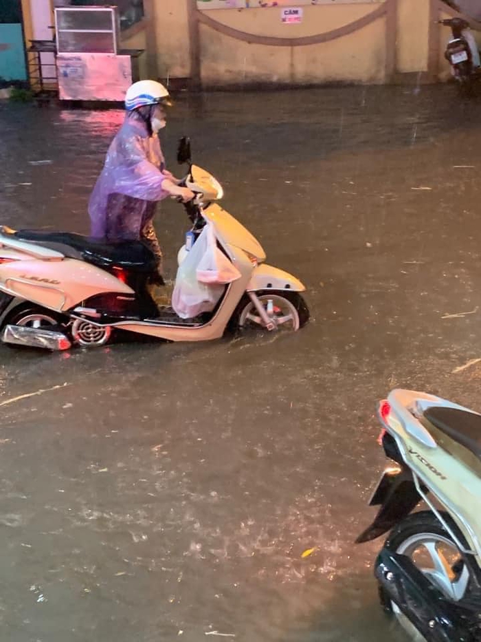 Hà Nội: Sau trận mưa lớn, người dân khốn khổ vì nước tràn vào nhà - Ảnh 4.