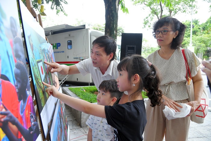 Bố mẹ và 2 con của liệt sĩ Đỗ Anh hi sinh trong thời gian công tác tại Nam  Xu-Đăng vừa  cũng có mặt tại triển lãm