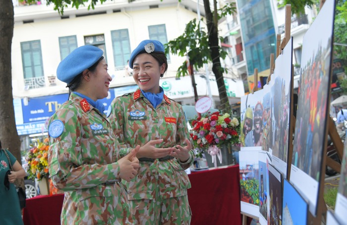Hai chiến sĩ mủ nồi xanh Vũ Nhật Hương và Đỗ Huyền Trang cùng chia sẻ lại những kỷ niệm tại Nam Xu-Đăng khi xem các tác phẩm của Nguyễn Á