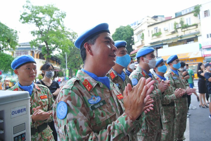 Trung tá Trịnh Mỹ Hòa  - Giám đốc Bệnh viện dã chiến cấp 2 số 3 hòa nhịp cùng đồng đội tại buổi triển lãm
