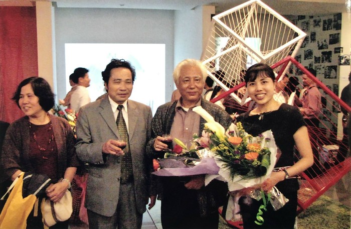 Nhà báo Nguyễn Trung Đông cùng họa sĩ Trần Khánh Chương và con gái - họa sĩ Nguyễn Thu Thủy trong một sự kiện nghệ thuật