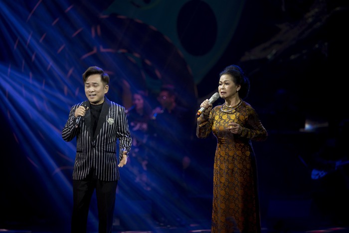 Khánh Ly giới thiệu ca sĩ Quang Thành, người con đã đồng hành cùng bà nhiều năm nay