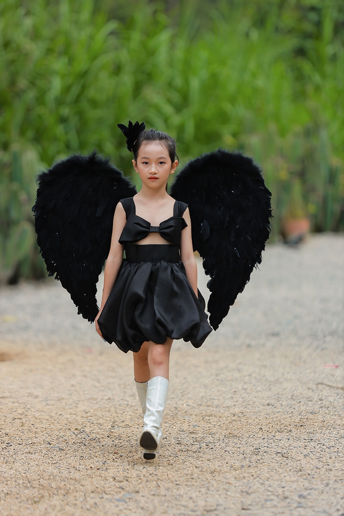 BST Black Swan của Vũ Lan Anh  mang vẻ đẹp kiêu sa của những chú thiên nga đen. Với những thiết kế lộng lẫy kiêu sa, phom dáng độc đáo và sự đầu tư kỹ lưỡng về cách xử lý chất  liệu cùng kỹ thuật đính kết tỉ mỉ trong từng trang phục. BST được lấy cảm hứng của đôi cánh thiên nga đen cùng những chiếc lông vũ