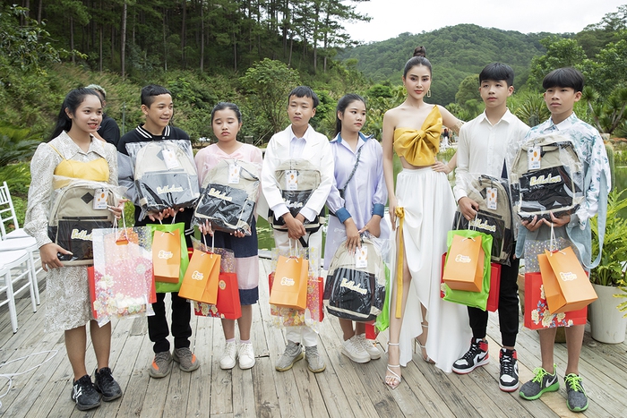 Hoa hậu Lý Kim Thảo đại diện BTC tặng quà cho các mẫu nhí là  những em nhỏ có hoàn cảnh khó khăn