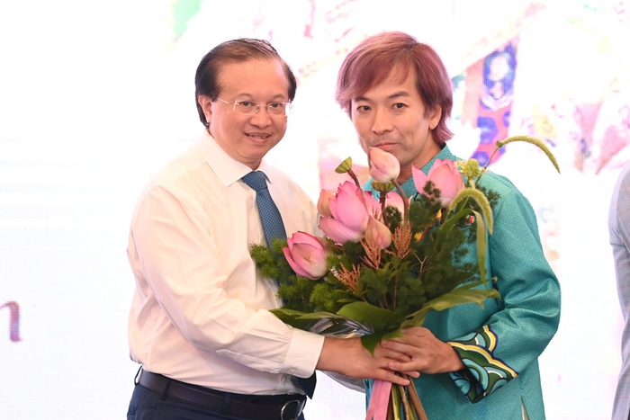 Thứ trưởng Bộ Văn hóa, Thể thao và Du lịch tặng hoa cho nghệ sĩ Joseph Kwon