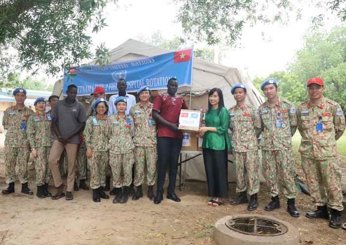 Các chiến sỹ “mũ nồi xanh” khám chữa bệnh thiện nguyện trong mùa mưa lũ ở Nam Sudan - Ảnh 2.