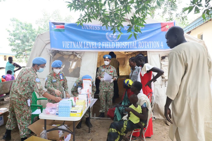 Các chiến sỹ “mũ nồi xanh” khám chữa bệnh thiện nguyện trong mùa mưa lũ ở Nam Sudan - Ảnh 1.