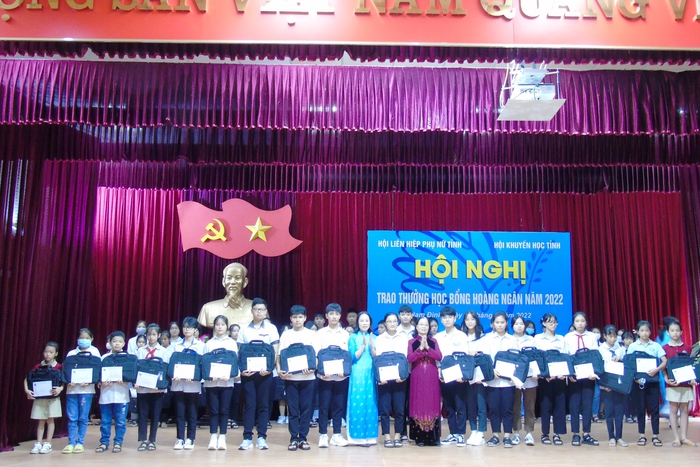 Hội LHPN tỉnh Nam Định: Trao 1.350 xuất học bổng Hoàng Ngân dịp đầu năm học mới 2022-2023 - Ảnh 1.