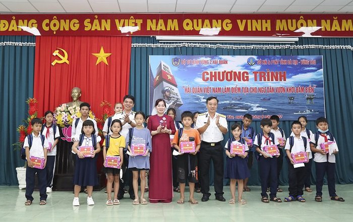 Hải quân Việt Nam làm điểm tựa hỗ trợ ngư dân vươn khơi bám biển  - Ảnh 1.