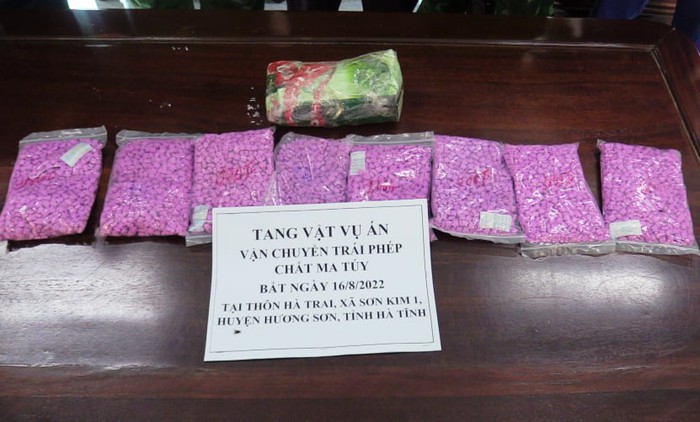 Hà Tĩnh: Bắt giữ đối tượng vận chuyển chuyển 1kg ketamin, 7.500 viên từ Lào về Việt Nam - Ảnh 2.