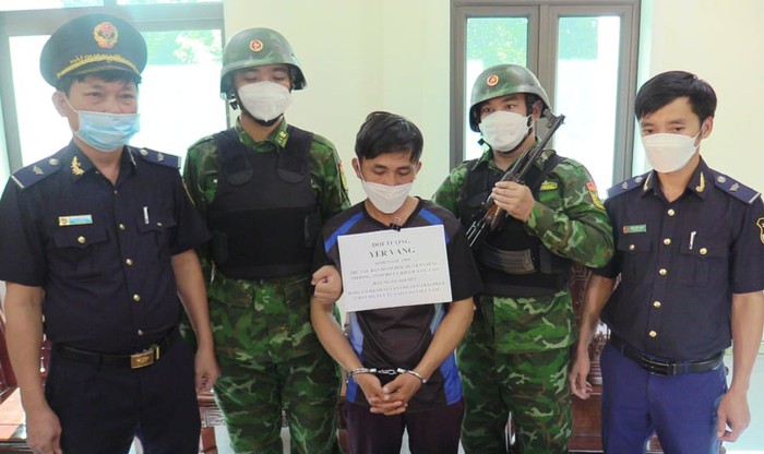 Hà Tĩnh: Bắt giữ đối tượng vận chuyển chuyển 1kg ketamin, 7.500 viên từ Lào về Việt Nam - Ảnh 1.