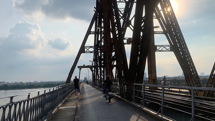 Người dân &quot;ngó lơ&quot; biển cấm đi bộ trên cầu Long Biên - Ảnh 7.