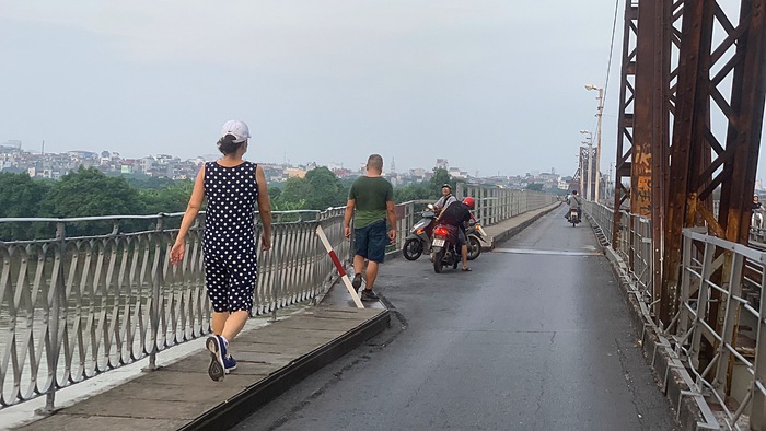 Người dân &quot;ngó lơ&quot; biển cấm đi bộ trên cầu Long Biên - Ảnh 3.