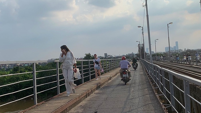 Người dân &quot;ngó lơ&quot; biển cấm đi bộ trên cầu Long Biên - Ảnh 5.