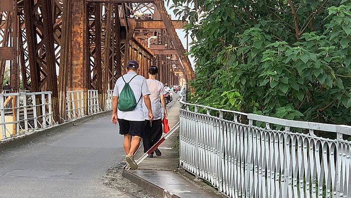 Người dân &quot;ngó lơ&quot; biển cấm đi bộ trên cầu Long Biên - Ảnh 6.
