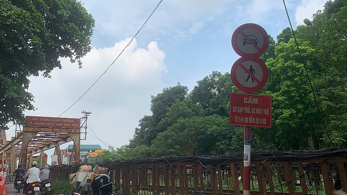 Người dân &quot;ngó lơ&quot; biển cấm đi bộ trên cầu Long Biên - Ảnh 1.