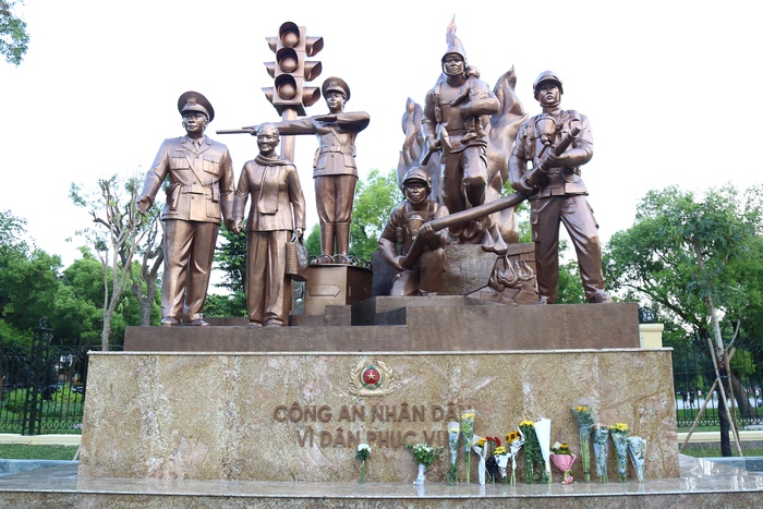 Người dân đặt hoa lên tượng đài, tưởng niệm 3 cảnh sát hy sinh khi tham gia chữa cháy - Ảnh 2.