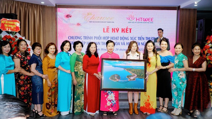 Thanh Hoá: Ký kết chương trình phối hợp xúc tiến thương mại với Hiệp Hội doanh nhân nữ Hà Tĩnh  - Ảnh 1.