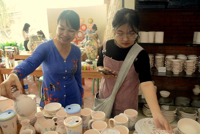Các sản phẩm gốm sau khi vẽ xong sẽ được đưa đi nung, sau đó trao tận tay cho các hội viên phụ nữ.