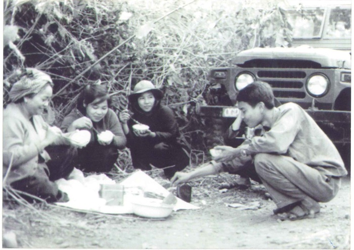 Bà Nguyễn Thị Định cùng đoàn đại biểu Hội LHPN Giải phóng miền Nam ăn cơm trên đường Trường Sơn, cuối năm 1973