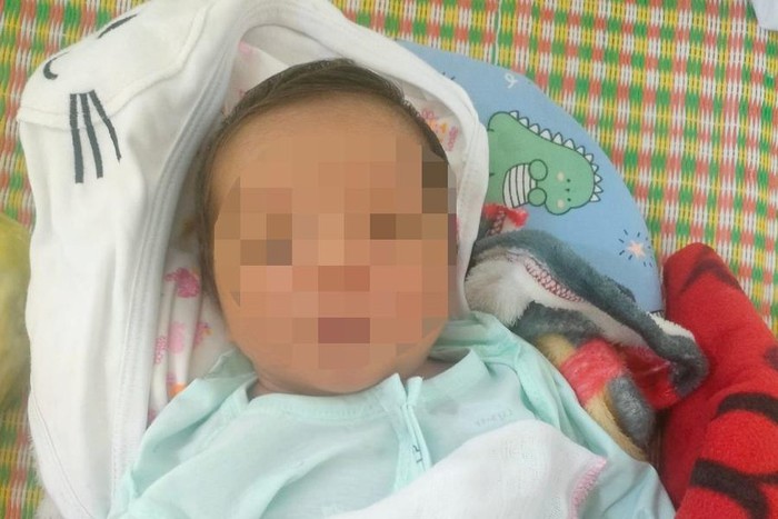 Nghệ An: Bé trai sơ sinh bị bỏ rơi trước cổng trạm y tế trong đêm tối - Ảnh 1.