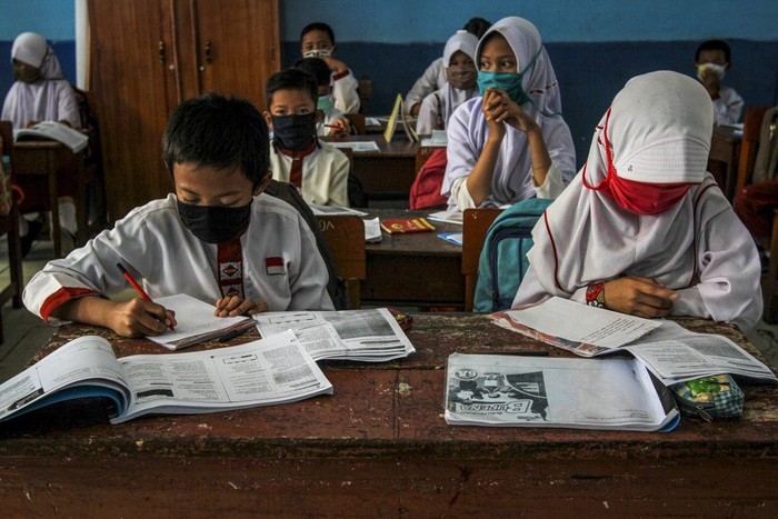 Indonesia: Áp lực từ trang phục Hồi giáo đối với nữ sinh - Ảnh 1.