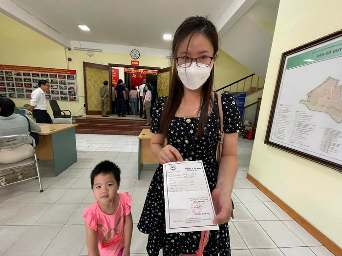 Bốc thăm vào trường công cho con ở Hà Nội: Nhiều gia đình ngậm ngùi gửi trẻ về quê  - Ảnh 1.