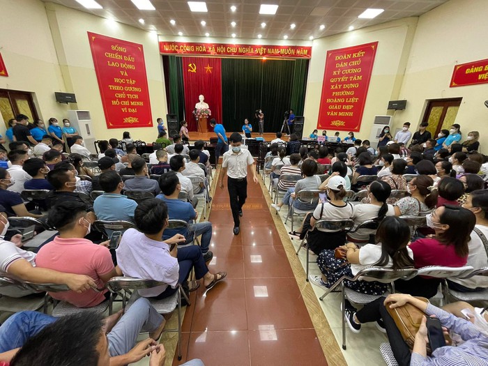 Bốc thăm vào trường công cho con ở Hà Nội: Nhiều gia đình ngậm ngùi gửi trẻ về quê  - Ảnh 2.
