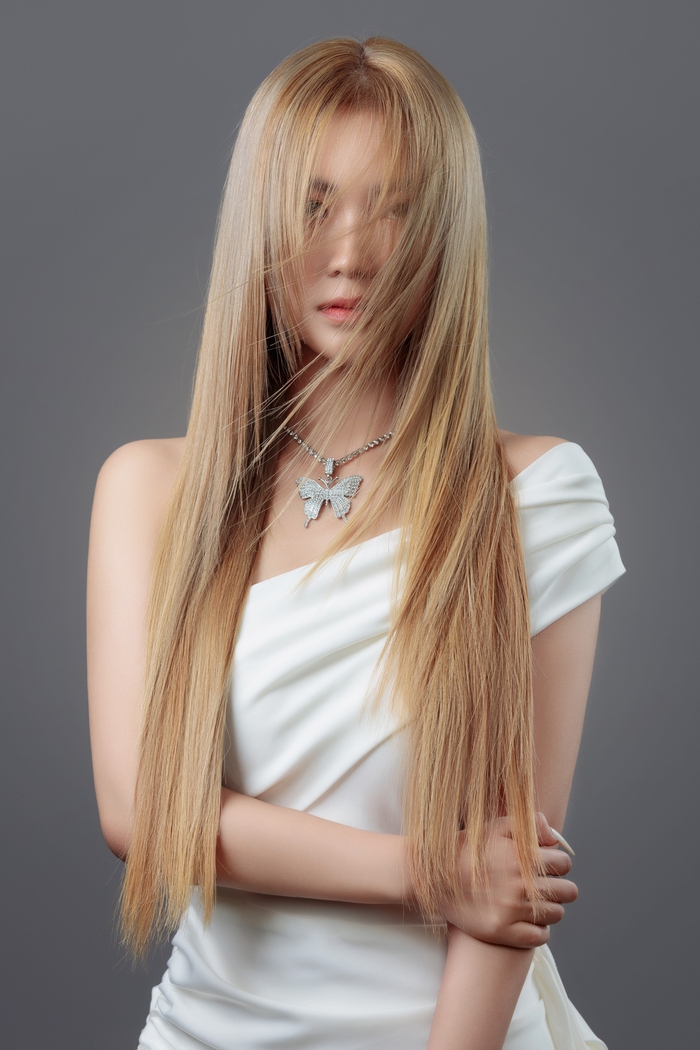 Mẫu Golden Layer lại là sự kết hợp của kỹ thuật cắt Layer rất phù hợp với mái tóc của người châu Á được chấm phá thêm những sự sáng tạo ở phần mái cùng kỹ thuật nhuộm blending tạo nên một kiểu tóc bắt mắt, thời trang và quyến rũ