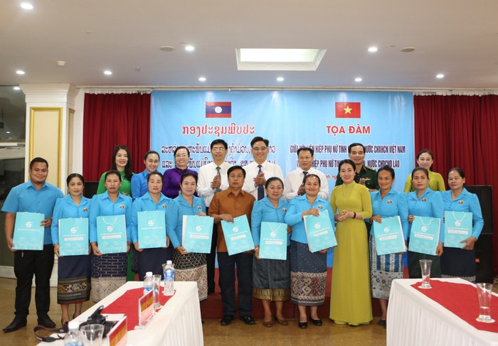 Liên hiệp Phụ nữ tỉnh Khăm Muộn (Lào) thăm và làm việc với Hội LHPN Hà Tĩnh - Ảnh 2.