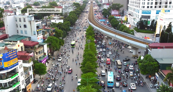 Hà Nội trước ngày phân làn tách riêng ô tô, xe máy trên tuyến đường Nguyễn Trãi - Ảnh 1.
