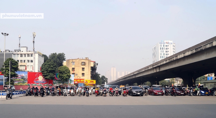 Hà Nội trước ngày phân làn tách riêng ô tô, xe máy trên tuyến đường Nguyễn Trãi - Ảnh 4.