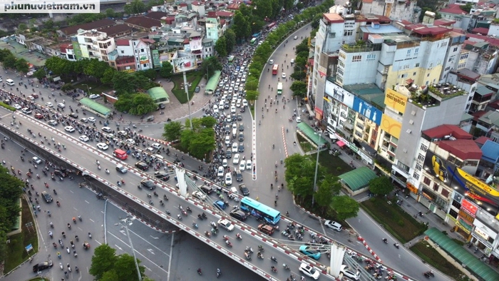 Hà Nội trước ngày phân làn tách riêng ô tô, xe máy trên tuyến đường Nguyễn Trãi - Ảnh 3.