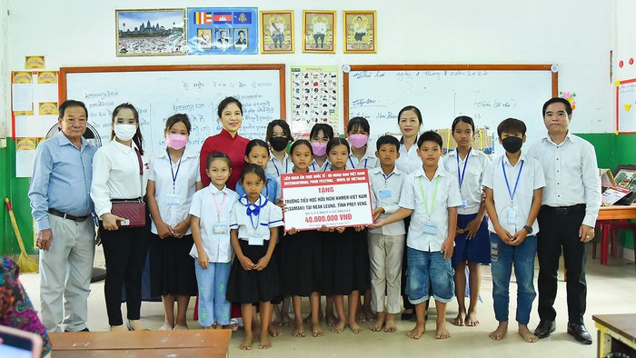 Thăm học sinh Trường Tiểu học Hữu nghị Khmer - Việt Nam - Ảnh 1.