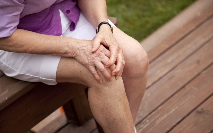 6 cách chữa đau khớp gối ở người già tại nhà đơn giản mà hiệu quả