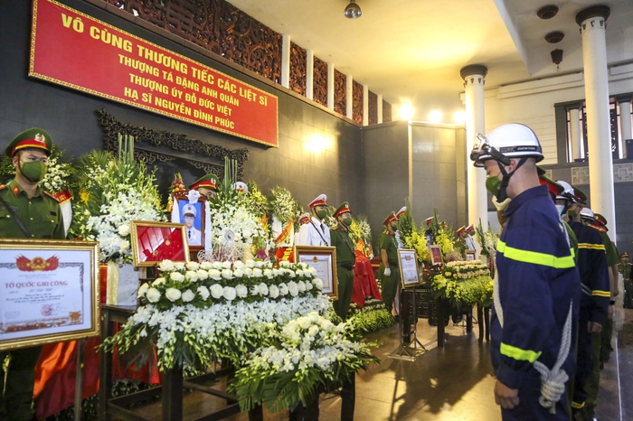 Hội LHPN Việt Nam viếng 3 chiến sĩ hy sinh khi tham gia chữa cháy - Ảnh 8.