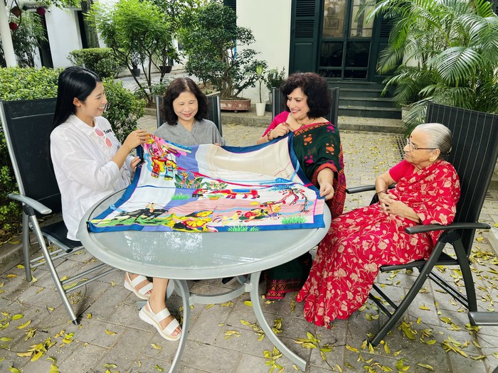 Ngọc Hân và mẹ tặng khăn lụa cho phu nhân Đại sứ Ấn Độ tại Việt Nam