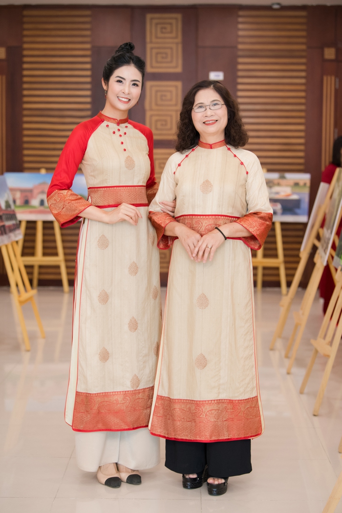 Hoa hậu Ngọc Hân cùng mẹ mặc áo dài đôi thiết kế từ tấm sari