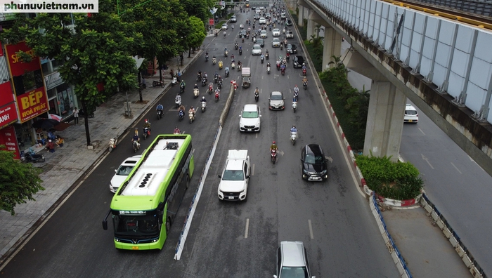 Hà Nội thí điểm tách riêng làn ôtô, xe máy trên đường Nguyễn Trãi ngày từ ngày 06/08 - Ảnh 1.